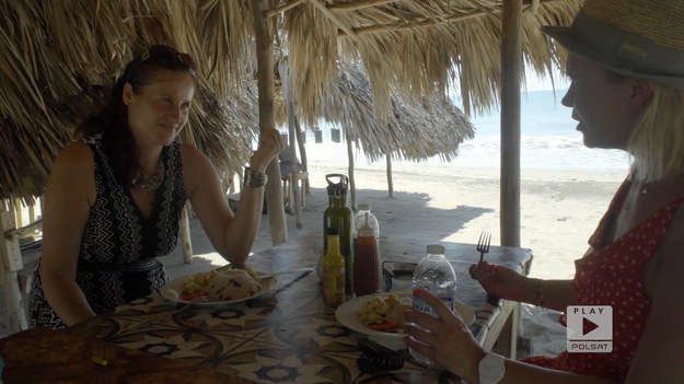 Na początek zagadka: ciekawe, co uprawiają na Jamajce? Na dodatek to jest legalne! Odpowiedź w programie.
Monika mieszka na Jamajce od 10 lat. Produkuje tam ozdoby z betonu i wychowuje wraz z mężem córeczkę. Razem z prowadzącą program Agnieszką Kołodziejską spacerowały po pięknej plaży Pedro Bay. Monika zaprosiła Agnieszkę na miejscowy przysmak w restauracji. Prawdziwy rarytas - świeżo złowiony homar i jamajski ryż z czerwoną fasolką. Potem podziwiały klif, zwany Lovers Leap, czyli Przepaść Kochanków, z którym wiąże się romantyczna legenda, podobna do historii Romea i Julii.  Fragment programu "Polacy za granicą" emitowanego na antenie Polsat Play.


