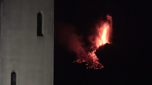 Etna wystrzeliwuje lawę, ale włoskie władze uspokajają. Nie ma zagrożenia dla sąsiadujących z wulkanem miejscowości.