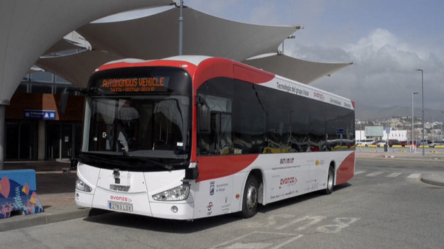 W Maladze na południu Hiszpanii zaczął kursować nowy bezzałogowy autobus elektryczny. Projekt jest pierwszym takim w Europie. Autobus, który już zaczął kursować, jest wyposażony w czujniki i kamery. Linia autobusowa łączy port w Maladze z centrum miasta na ośmiokilometrowej pętli, którą wykonuje sześć razy dziennie.