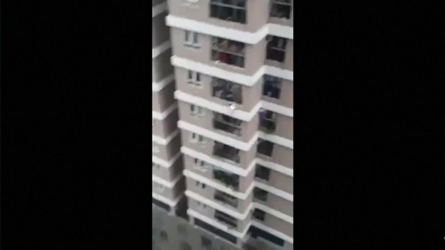 Dziecko z niewiadomych powodów znalazło się za barierką balkonu bloku, w stolicy Wietnamu. Wg lokalnych mediów, przejeżdżający ulicą kurier zauważył dziecko balansujące na krawędzi budynku i spróbował je złapać.