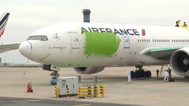 Aktywiści z organizacji pozarządowej Greenpeace częściowo pomalowali samolot Air France, który był zaparkowany na płycie lotniska Roissy-Charles de Gaulle, oskarżając rząd o „zielone pranie” wpływów środowiskowych wokół ruchu lotniczego w czasie kryzysu w pandemii.