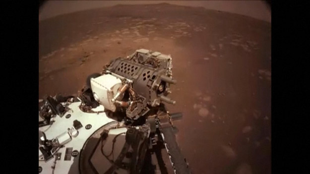 NASA publikuje zdjęcia po tym, jak łazik marsjański Perseverance pomyślnie przeprowadził swoją pierwszą jazdę próbną na Czerwonej Planecie. Sześciokołowy łazik pokonał w czwartek około 6,5 metra w 33 minuty.
