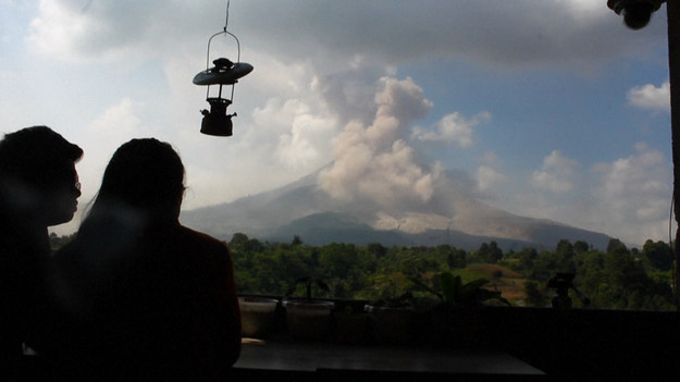 Budynki i farmy są pokryte popiołem po wybuchu góry Sinabung na indonezyjskiej wyspie Sumatra. Erupcja wulkanu spowodowała wyrzucenie w górę spektakularnej ilości popiołu, który dotarł tysiące metrów dalej. 