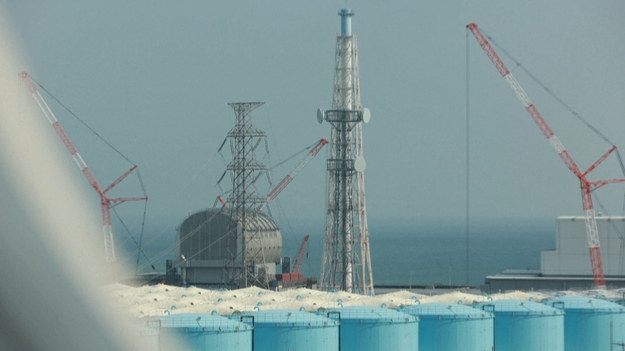 Dziesięć lat po awarii jądrowej w Fukushimie japońska firma TEPCO kontynuuje walkę o likwidację uszkodzonej elektrowni. Jednym z największych wyzwań stojących przed operatorem jest usunięcie prętów paliwowych, które stopiły się i nagromadziły na dnie trzech reaktorów po potężnym trzęsieniu ziemi i tsunami, które wywołały największy kryzys nuklearny od czasów Czarnobyla.