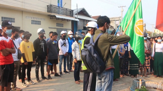 Protestujący w Birmie składają hołd w miejscu, w którym w czwartek podczas nocnego nalotu sił bezpieczeństwa zginął mężczyzna - Win Hlaing. Młodzi Birmańczycy maszerują ulicami miasta Dawei w południowej Birmie.