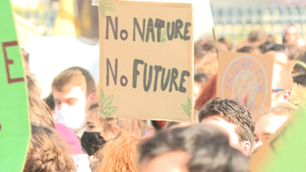 Kilkaset młodych ludzi zbiera się na Place du Panthéon w Paryżu, na wezwanie organizacji „Młodzież dla Klimatu”, której inspiracją jest działaczka ekologiczna Greta Thunberg. Młodzież zgromadziła się by protestować w sprawach klimatycznych.