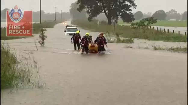 Akcja ratowników pomagających ludziom ewakuować się wzdłuż wschodniego wybrzeża Australii. Ulewne deszcze spowodowały powodzie zagrażające życiu podczas niezwykle deszczowego lata w tej części świata.
