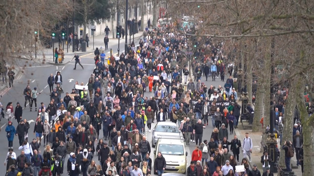 Tysiące demonstrantów na ulicach Londynu. Anglicy protestowali przeciwko obostrzeniom związanym z panującą na świecie pandemią.