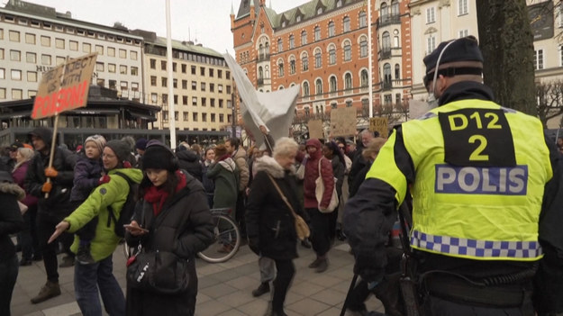 Setki ludzi w Sztokholmie protestują przeciwko środkom Covid-19, niosąc znaki przeciwko środkom antywirusowym w Szwecji, znanej z łagodniejszego podejścia do pandemii. Kraj początkowo stosował zalecenia, aby spróbować zwalczyć wirusa, ale od listopada wprowadził więcej ograniczeń, w tym zakaz publicznych zgromadzeń ponad ośmiu osób.