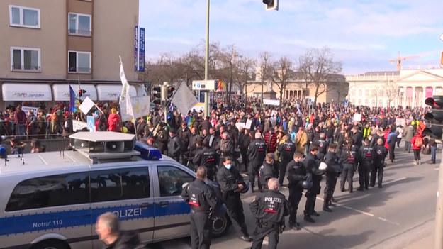Niemiecka policja starła się z protestującymi podczas masowej demonstracji przeciwko ograniczeniom koronawirusa w mieście Kassel. Protest przyciągnął od 15 000 do 20 000 demonstrantów.