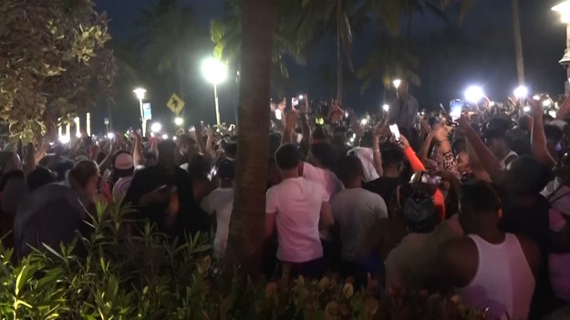 Tłumy imprezowiczów przybywając do Miami Beach na Florydzie na ferie wiosenne. Stało się to tak niekontrolowane, że władze ogłosiły w sobotę stan wyjątkowy i nałożyły godzinę policyjną, której celem jest likwidacja imprez na ulicach.