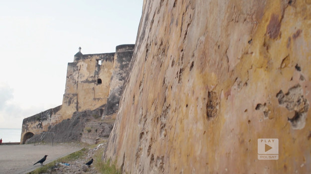 Portugalia w dawnych wiekach również podbiła tereny obecnej Kenii. Jednym z zabytków, który po nich pozostał, to fort. Kolonizatorzy byli chrześcijanami, więc postanowili go nazwać Jesus.Fragment programu "Polacy za granicą", emitowanego na antenie Polsat Play.