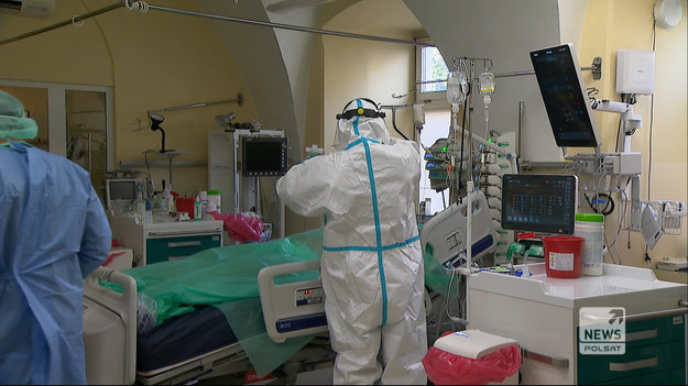 Chorzy na koronawirusa pacjenci trafiają na oddziały covidowe. Tam personel medyczny robi wszystko by zapobiec ratowaniu życia poprzez respirator. Statystyki są bezlitosne - gdy potrzeba osobę podłączyć pod aparaturę, to 9 na 10 pacjentów umiera.