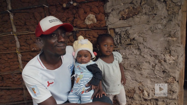 Robert pochodzi z Warszawy. Cztery lata temu przyjechał do Kenii i zobaczył jak żyją ludzie w tym państwie. Sytuacja tak go poruszyła, że postanowił zostać i pomagać biednym mieszkańcom tego kraju.Fragment programu "Polacy za granicą", emitowanego na antenie Polsat Play.