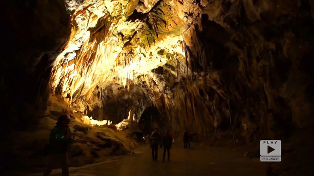 Na początek zagadka: czym różnią się stalaktyty od stalagmitów? Odpowiedź w programie.
Kasia mieszka z mężem i dziećmi w Słowenii. W Lublanie zajmuje się logistyką w międzynarodowej firmie. Razem z Tomkiem Florkiewiczem odwiedzili Jaskinię Postojną. Ta ogromna jaskinia powstała 3 mln lat temu, a pierwsi zwiedzający zawitali tam 800 lat temu!  Fragment programu "Polacy za granicą" emitowanego na antenie Polsat Play. 

