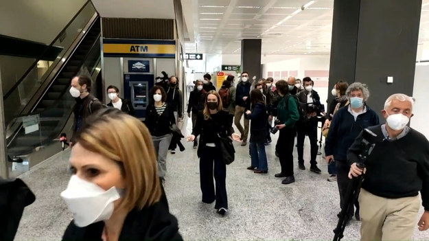 Samolot rejsowy z Nowego Jorku do północnych Włoch wylądował dziś na międzynarodowym lotnisku Mediolan-Malpensa. Podczas wysiadania pasażerowie byli testowani przez pracowników służby zdrowia na obecność Covid-19, w celu potwierdzenia, że są zdrowi i nie muszą odbywać kwarantanny.