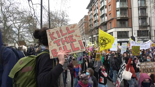 Setki ludzi uczestniczy w demonstracji „Kill the Bill” w Londynie przeciwko rządowej ustawie o policji, przestępstwach, wyrokach i sądach. Proponowane przepisy obejmują szeroki zakres zagadnień, które poszerzyłyby uprawnienia policji w zakresie regulowania protestów.