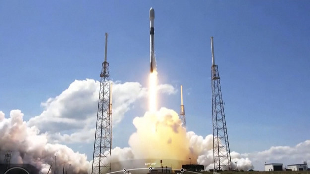 Rakieta SpaceX Falcon 9 wystrzeliwuje na orbitę nową partię 60 satelitów internetowych Starlink, zwiększając ich liczbę do 1445. W miarę rozwoju floty szerokopasmowych stacji przekaźnikowych planowane są kolejne tysiące.