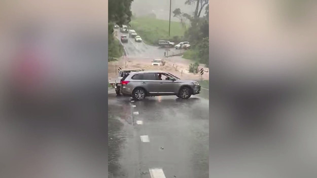 Australijscy kierowcy niczego się nie boją! Nie straszna jest im nawet powódź. Spójrzcie na nagranie, na którym widać, jak przejeżdżają przez zalaną drogą. Problemem był nie tylko wysoki poziom wody, ale także silny nurt. 