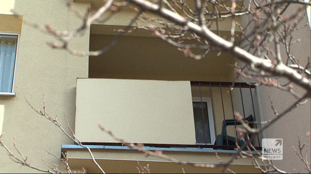 75-letnia kobieta wypadła z okna na drugim piętrze bloku w Suwałkach. Zmarła w wyniku odniesionych obrażeń. Początkowo policja podejrzewała, że kobieta wyskoczyła z okna sama, jednak nagranie z monitoringu ujawniło, że została wypchnięta. Policja zatrzymała 26-letniego wnuka seniorki.