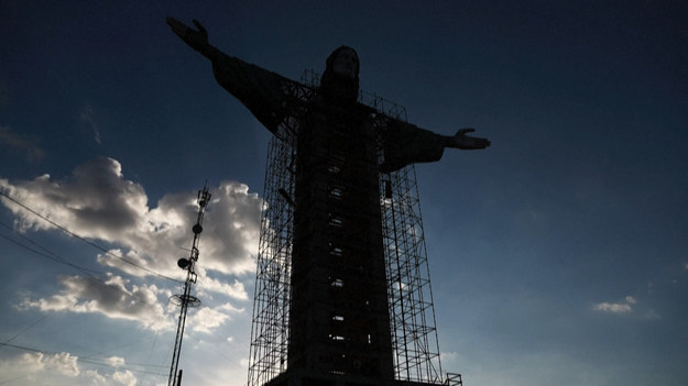 W mieście Encantado na południu Brazylii trwają prace nad gigantyczną figurą Chrystusa Protektora. Jak wynika z zapowiedzi, będzie ona wyższa od słynnej na całym świecie figury Chrystusa Zbawiciela w Rio de Janeiro. Prace mają zakończyć się w tym roku.