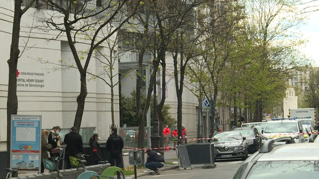 Jak poinformowała policja, niezidentyfikowany napastnik zastrzelił mężczyznę i ciężko zranił kobietę przed paryskim szpitalem w poniedziałek. Następnie uciekł z miejsca zdarzenia na motocyklu. Napastnik oddał kilka strzałów w okolicy prywatnego szpitala geriatrycznego Henry Dunant, prowadzonego przez Czerwony Krzyż w ekskluzywnej dzielnicy Paryża - podają źródła bliskie śledztwu.