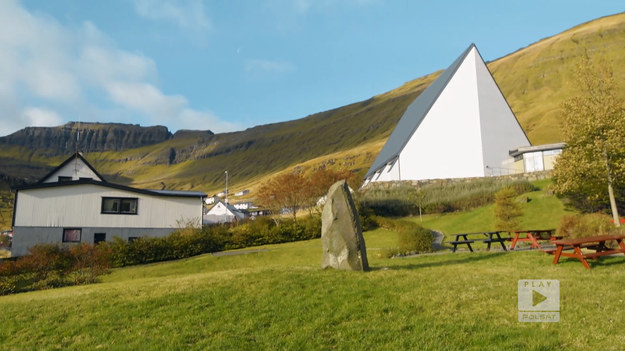 Na Wyspach Owczych w wyjątkowy sposób obchodzi się Sylwestra. Mieszkańcy gromadzą się wokół jednego miejsca, a później idą na uroczystą kolacje.Fragment programu "Polacy za granicą", emitowanego na antenie Polsat Play.