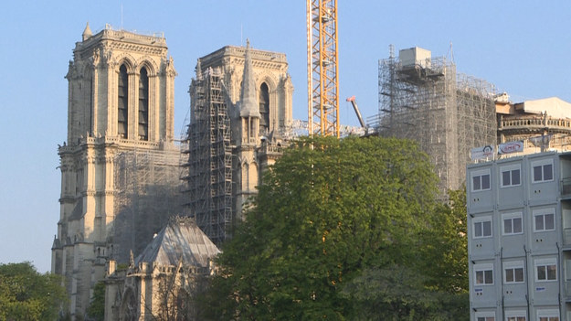 Dwa lata po pożarze, który spustoszył słynną paryską katedrę, tak wyglądają prace z zewnątrz. Prezydent Francji Emmanuel Macron postanowił odwiedzić to miejsce by zobaczyć postęp prac.