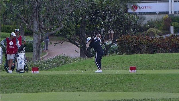 Południowkoreańska golfistka, Amy Chan zaliczyła hole-in-one, podczas turnieju golfowego na Hawajach. Udało jej się umieścić piłkę w dołku, bezpośrednio z pola rozpoczęcia gry, za jednym uderzeniem. Takie sytuacje na polach glofowych zdarzają się rzadko.