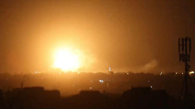 Dwie ogromne eksplozje były widoczne w Rafah, na południu Strefy Gazy. Izraelskie wojsko poinformowało, że przeprowadziło naloty na „cele terrorystyczne” w Strefie Gazy po ataku rakietowym z enklawy palestyńskiej.