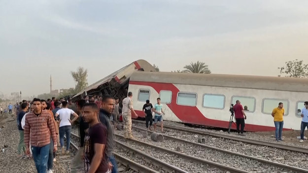 Egipcjanie gromadzą się wokół przewróconych wagonów pasażerskich na miejscu wypadku kolejowego w mieście Toukh w prowincji Qalyubiya w centralnej delcie Nilu w Egipcie. W wypadku pociągu 97 osób zostało rannych po tym, jak wypadł z torów jadąc na północ od stolicy Kairu.