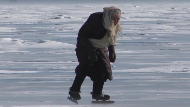Ljubow Morekodowa ma blisko 80 lat i mieszka samotnie w gospodarstwie nad brzegiem jeziora Bajkał. Gdy zimą musi się gdzieś przedostać, zakłada stare, ręcznie robione łyżwy i wychodzi na lodową taflę jeziora.