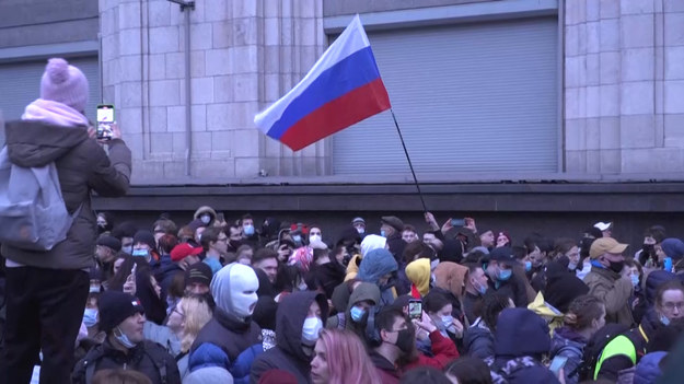Tysiące zwolenników Aleksieja Nawalnego wychodzi na ulice Moskwy, aby zaprotestować przeciwko jego zatrzymaniu i wzywa aby krytyk Kremla otrzymał odpowiednią opiekę medyczną.