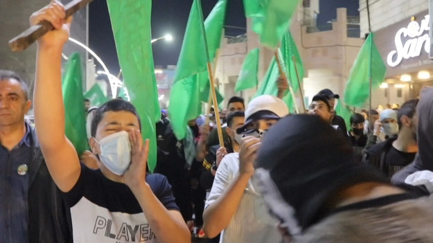 W centrum Hebronu, w okupowanym mieście Hebron, na Zachodnim Brzegu, wybuchły starcia między Palestyńczykami a izraelskimi siłami bezpieczeństwa. Protesty odbyły się w ramach potępienia niedawnej przemocy we wschodniej Jerozolimie, zaanektowanej przez Izrael.
