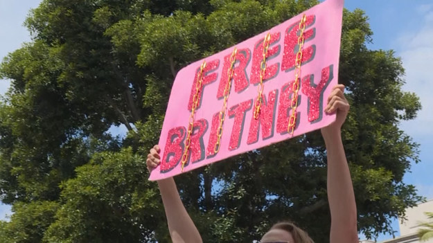 Britney Spears - jedna z największych gwiazd pop ostatnich dwóch dziesięcioleci - - jest pod opieką prawną swojego ojca. Stało się to krótko po jej załamaniu nerwowym w 2007 roku. Pod kuratelą ojca piosenkarka spędziła już ponad 12 lat. Bez jego zgody nie może opuścić samotnie domu, nie może głosować w wyborach, mieć telefonu komórkowego, prowadzić samochodu lub zajść w ciążę. Dziesiątki fanów Britney Spears demonstrują przed sądem w Los Angeles, gdzie zaplanowano przesłuchanie w tej sprawie.