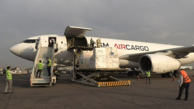 Francuski rząd wysłał 28 ton sprzętu do stolicy Indii. Samolot dotarł na miejsce niedzielnym porankiem - podała francuska ambasada.  Dostawy obejmują 8 „wysokowydajnych wytwornic tlenu” i 28 wentylatorów.