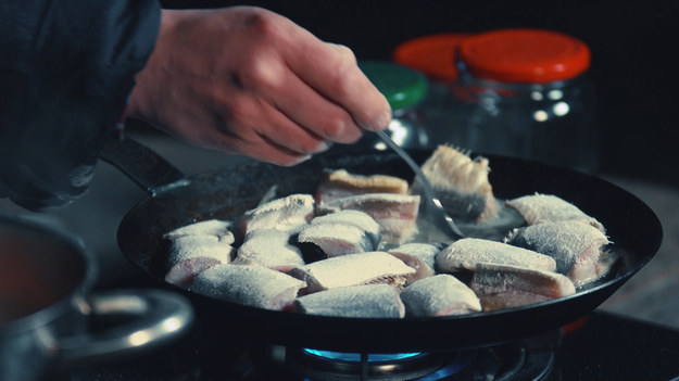 Wspólnie z Iplą Olin Gutowski, miłośnik wędkowania, zaprasza na kulinarną podróż po rybnej Polsce. W tym odcinku Olin przygotuje... tajemnicę rybaka zamkniętą w słojach.