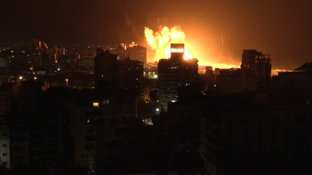 Izraelskie naloty niszczą budynki w mieście Gaza, podczas wymiany ciężkiego ognia między Izraelem i Hamasem.