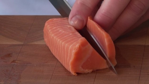 Amerykańska firma Wildtype produkuje mięso łososia, w warunkach laboratoryjnych. Na razie jest w fazie prób, ale zapowiada, że wkrótce będzie dostarczać na nasze stoły sushi z laboratorium.
