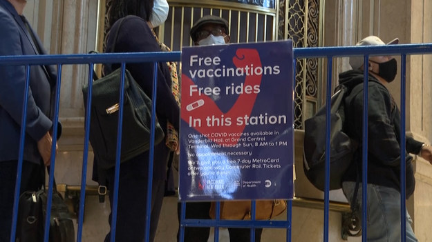 Nowojorczycy mogą teraz otrzymać bezpłatne przejazdy pociągiem po zaszczepieniu się przeciwko Covid-19 na stacjach metra.- Chcemy pomóc jak największej liczbie osób odebrać zastrzyk, dlatego jesteśmy dziś na Grand Central Terminal - mówił Patrick Foye, dyrektor generalny Metropolitan Transportation Authority (MTA).
