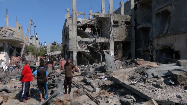 Palestyńczycy oceniają szkody wyrządzone przez izraelskie naloty w Beit Hanun w północnej Strefie Gazy. Izrael uderzył w Strefę Gazy i wysłał dodatkowe wojska do granicy, podczas gdy Palestyńczycy wystrzelili w odwecie salwy rakiet. Liczba ofiar śmiertelnych czwartego dnia konfliktu wzrosła do ponad 100.