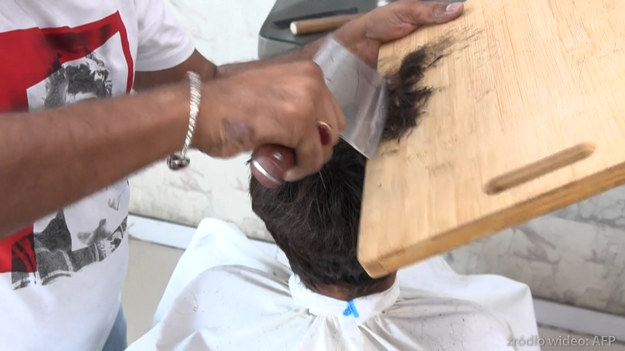 Pakistański fryzjer Ali Abbas polega na niezwykłej gamie narzędzi do ćwiczenia swojego rzemiosła - w tym palnikach, tasakach do mięsa, a nawet tłuczonym szkle. Tym sposobem ma nadzieję, że przewyższy konkurencję.