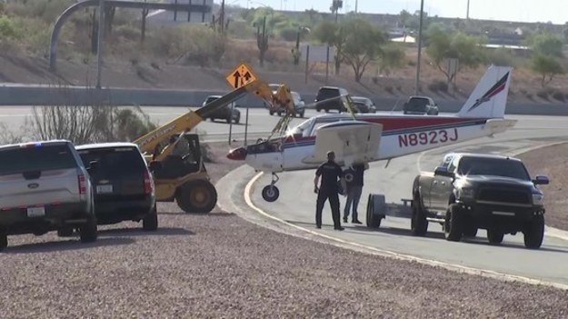 Awaryjne lądowanie samolotu na autostradzie w okolicy Phoenix. Pilotowi prawdopodobnie zabrakło paliwa.