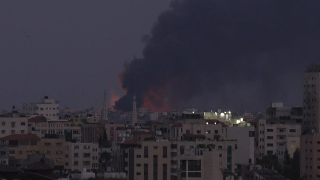 Gęsty czarny dym unosi się z pożaru po izraelskim uderzeniu w strefę przemysłową w mieście Gaza. Wysiłki dyplomatyczne nabrały tempa w celu zawieszenia broni w 11. dniu śmiertelnej przemocy między Izraelem, a uzbrojonymi grupami palestyńskimi w Strefie Gazy.