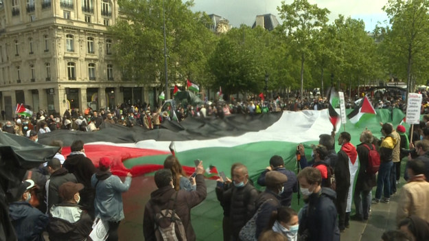 Setki ludzi zgromadziło się w Paryżu, aby poprzeć Palestyńczyków,. Po 11 dniach nastąpiło zawieszenie broni po śmiertelnym, 11-dniowym konflikcie pomiędzy Hamasem i Izraelem.