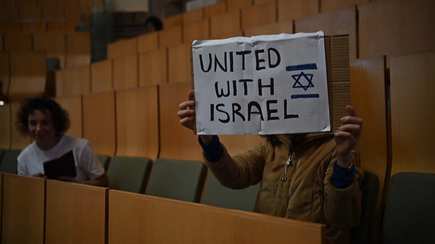 Około 300 wieców w synagodze w Sydney w Australii, aby pokazać swoje poparcie dla Izraela po 11-dniowym konflikcie z Palestyńczykami, w którym zginęło 260 osób.