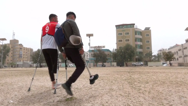Osiemnastoletni Mohammed Aliwa i jego najlepszy przyjaciel, siedemnastoletni Ahmed Abu Daqin mieszkają w Palestynie. W wyniku postrzału przez snajpera chłopcy stracili nogę. Choć ich życie stało się o wiele trudniejsze, to nie zniknęły z niego marzenia. A marzeniem Mohammeda i Ahmeda jest... uprawianie parkoura. Czy w ich sytuacji to w ogóle możliwe? Zobaczcie sami