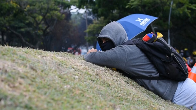 Policja i protestujący ścierają się podczas protestów antyrządowych w kolumbijskim mieście Cali, gdy w tym kraju trwa cały miesiąc niepokojów społecznych, które pochłonęły dziesiątki ofiar. Prezydent Kolumbii Ivan Duque ogłosił w piątek, że rozmieszcza wojska w Cali, które znajduje się w epicentrum protestów.