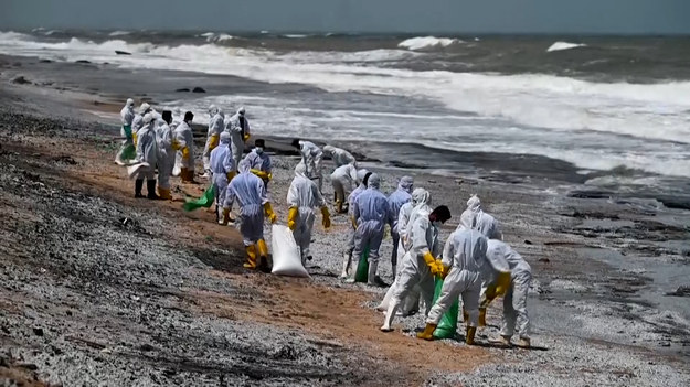 Sri Lanka stoi w obliczu kryzysu związanego z zanieczyszczeniem. Fale plastikowych odpadów z płonącego kontenerowca uderzają w wybrzeże i grożą zniszczeniem lokalnego środowiska. Tysiące marynarzy marynarki za pomocą mechanicznych koparek zbiera tony odpadów na plażach, które pochodziły z zarejestrowanej w Singapurze jednostki MV X-Press Pearl, która tli się na horyzoncie od ponad tygodnia. Malutkie granulki polietylenu zagrażają plażom turystycznym i hodowlom ryb w płytkich wodach. Tysiące małych łodzi musiało zostać w porcie z powodu zakazu połowów.
