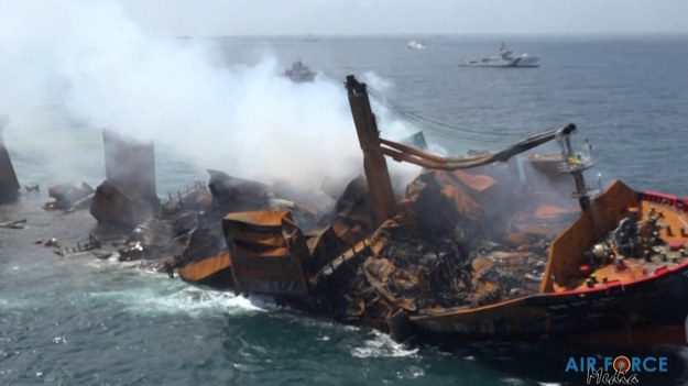Wypalony kontenerowiec, który już spowodował największą morską katastrofę ekologiczną Sri Lanki, tonie z prawie 350 tonami ropy w zbiornikach. MV X-Press Pearl, przewożący setki pojemników z chemikaliami i tworzywami sztucznymi, płonął przez 13 dni tuż za portem w Kolombo, zanim ratownicy w końcu ugasili pożar. Holenderska firma ratownicza SMIT próbowała wciągnąć wciąż dopalający się wrak statku na głębszą wodę, ale cała akcja została wstrzymana.